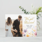 Nous avons une carte de faire-part de mariage flor (Debout devant)