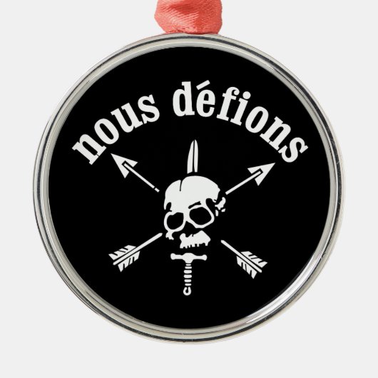 Nous Defions Ornament (Voorkant)