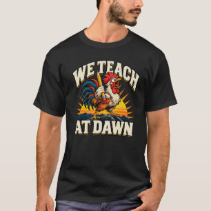 Nous enseignons à l'aube T-shirt de coq drôle de p