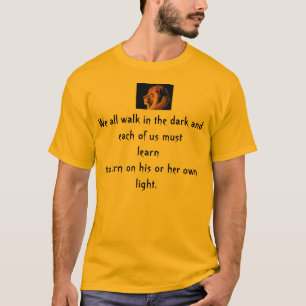 Nous marchons tous dans le noir T-shirt Lion