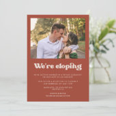 Nous sommes en train d'échapper à un faire-part en (Debout devant)