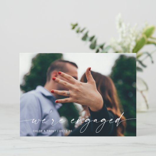 Nous sommes engagés Fiançailles Faire-part Card (Debout devant)