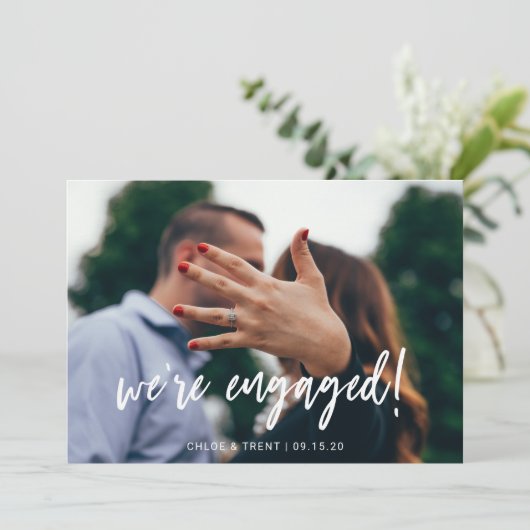 Nous sommes engagés Fiançailles Faire-part Card (Debout devant)