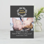 NOUS SOMMES ENGAGÉS Rustic Wreath Mariage Carte ph (Debout devant)