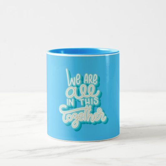 Nous sommes tous dans ce monde ensemble Letter Mug (Centre)