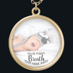 Nouveau collier de photo de bébé de maman<br><div class="desc">Le beau collier avec votre photo et la citation "votre premier souffle a enlevé le mien"</div>