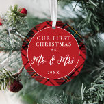 Nouveaux mariés Première photo de Noël Tartan<br><div class="desc">Cet élégant ornement photo de vacances a une forme ronde avec un classique tartan rouge et un texte qui dit "Notre premier Noël en tant que Mr. & Mme" et l'année. Le côté arrière accueille une photo. Un merveilleux cadeau de vacances pour tous les jeunes mariés,  y compris vous-mêmes!</div>