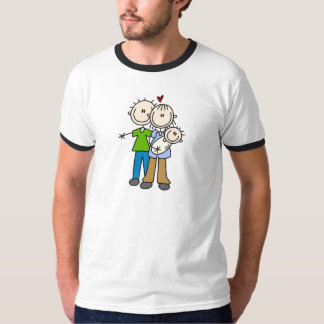 Nouveaux parents avec des T-shirts et des cadeaux