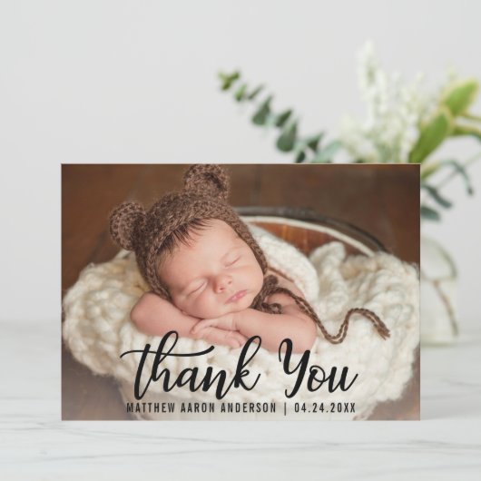 Nouvelle carte Kraft à script noir Merci bébé (Debout devant)