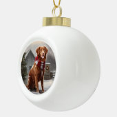 Nova Scotia Eend Toller Hond in Sneeuw Kerstmis Keramische Bal Ornament (Rechts)