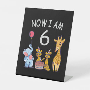 Nu ben ik 6 jaar op 6 oktober in de dierentuin reclamebord met voetstuk