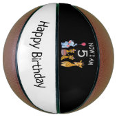 Nu ben ik vijf jaar oud, vijfde verjaardag in de d basketbal (Verticaal)