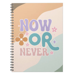 Nu of nooit Inspirerend citaat kleurrijke pastel Notitieboek