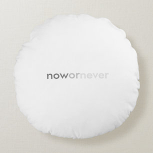 Nu of nooit verdwijnend citaat voor uitstelkrachte rond kussen