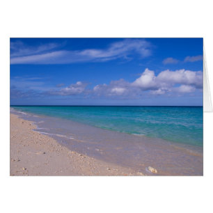 Nuage dans le ciel bleu sur la plage de sable
