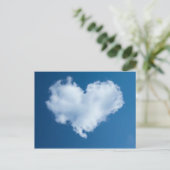 Nuage en forme de coeur dans la carte de ciel bleu (Debout devant)