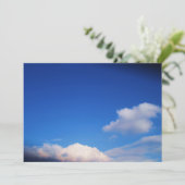 Nuages blancs et ciel bleu Invitation (Debout devant)