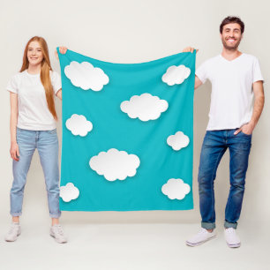Nuages blancs sur couverture en polaire ciel bleu
