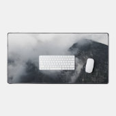 Nuages blancs sur les sombres montagnes rocheuses (Clavier et souris)
