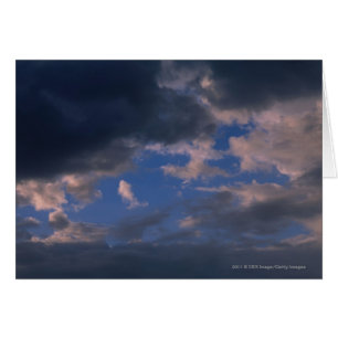 Nuages de tempête contre ciel bleu