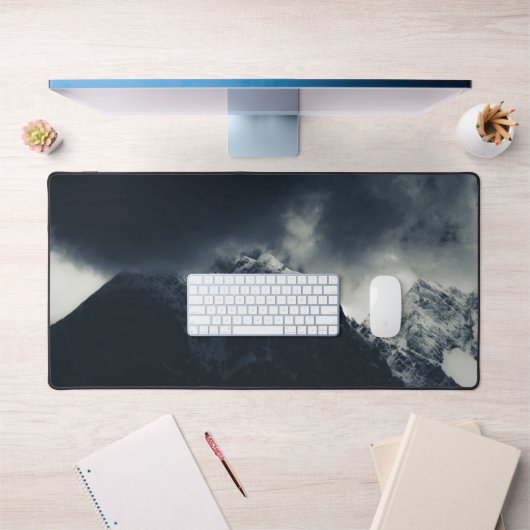 Nuages d'obscurité et de tempête au-dessus des mon (Bureau 1)