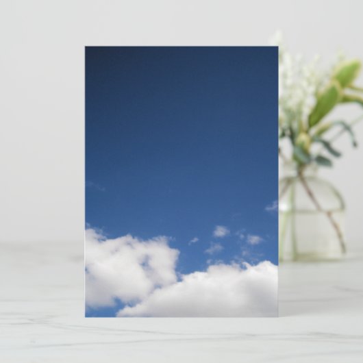 Nuages et ciel bleu Invitation (Debout devant)