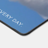 Nuages fluides dans un ciel bleu d'été créole (Coin)