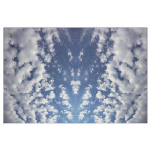 Nuages gonflés sur le tissu de photo de ciel bleu