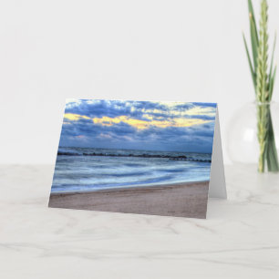 Nuages matinaux à la carte de voeux à la plage