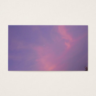 Nuages orange sur le ciel bleu au lever du soleil