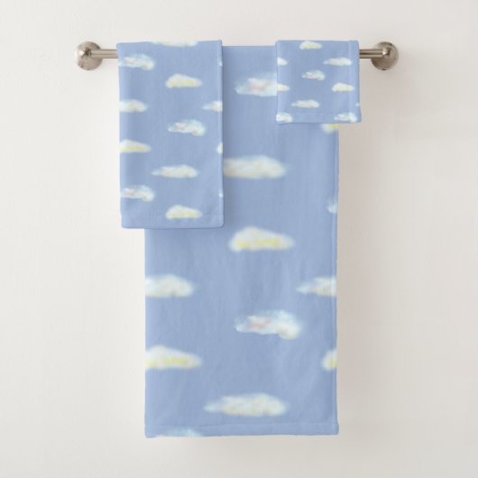 Nuages pastel sur serviette de bain bleu ciel Set (En situation)