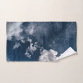 Nuages, sur arrière - plan bleu foncé (Serviette à main)