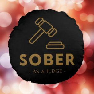 Nuchter als een rechter - gouden hamer rond kussen