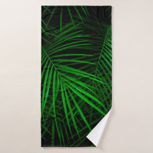 Nuit dans la forêt tropicale. Feuilles de palmes é