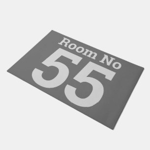 Numéro de chambre d'hôtel en gras sur un tapis de