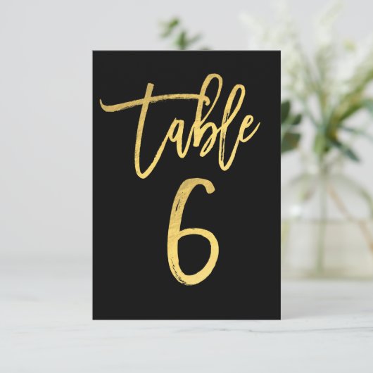 Numéro de table 6 de script moderne avec feuille d (Debout devant)