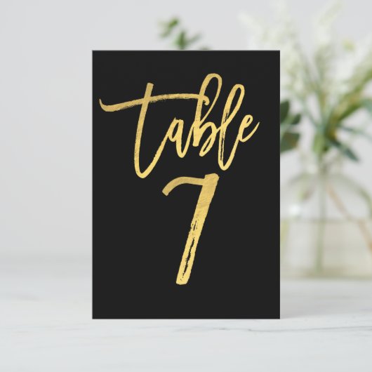 Numéro de table 7 de script moderne en feuille d'o (Debout devant)