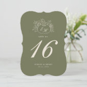 Numéro de table à monogramme en olivier-sage décou (Debout devant)