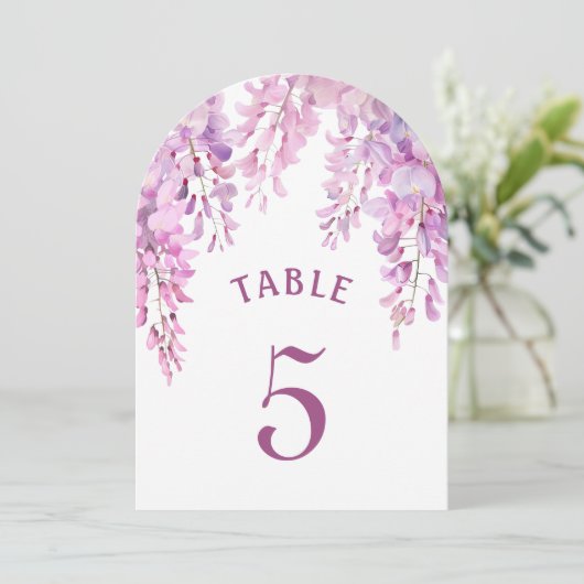 Numéro de table avec arche de glycine rose (Debout devant)