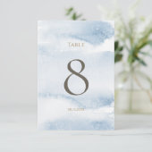 Numéro de table baptême garçon aquarelle bleue (Debout devant)