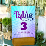 Numéro De Table Bat mitzvah Gras Rétro Boho bleu violet dégradé<br><div class="desc">Aucun Bat mitzvah n'est complet sans carte de numéro de table personnalisée. Laissez votre fille être fière, réjouissez-vous et fêtez son jalon à sa fête parfaitement coordonnée. Une typographie violette et bleu marine amusante, tendance et audacieuse, avec une typographie sans serif moderne, recouvre un arrière - plan de rayons bleu...</div>