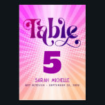 Numéro De Table Bat mitzvah Gras Rétro Boho rose orange dégradé<br><div class="desc">Aucun Bat mitzvah n'est complet sans carte de numéro de table personnalisée. Laissez votre fille être fière, réjouissez-vous et fêtez son jalon à sa fête parfaitement coordonnée. Une typographie rose et violette foncée et amusante, tendance et audacieuse, avec une typographie sans serif moderne, recouvre un arrière - plan de rayons...</div>
