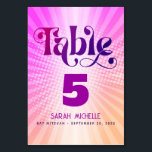 Numéro De Table Bat mitzvah Gras Rétro Boho rose orange dégradé<br><div class="desc">Aucun Bat mitzvah n'est complet sans carte de numéro de table personnalisée. Laissez votre fille être fière, réjouissez-vous et fêtez son jalon à sa fête parfaitement coordonnée. Une typographie rose et violette foncée et amusante, tendance et audacieuse, avec une typographie sans serif moderne, recouvre un arrière - plan de rayons...</div>