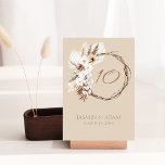 Numéro De Table Boho Terracotta Beige séché Floral Mariage Wreath<br><div class="desc">Boho Terracotta Beige Dried Floral Wreath Mariage Numéro de table - Cette carte de numéro de table de mariage boho présente une couronne florale séchée rustique dans les tons beige et terre cuite. Idéal pour guider les clients lors des réceptions, les neutrales de terre et le design chic allient minimalisme...</div>