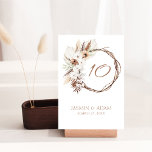 Numéro De Table Boho Terracotta Brown séché fleuri Mariage<br><div class="desc">Boho Terracotta Brown Floral Wreath Mariage Numéro de table - Guide les invités à leurs sièges dans le style avec ce numéro de table de mariage marron en terre cuite boho avec une courge à brindille rustique, l'herbe de pampas et les fleurs séchées. Parfait pour le rustique, le bohème et...</div>