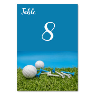Numéro De Table Boule de golf avec tee - shirts sont sur l'herbe e
