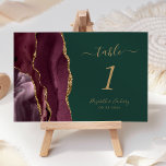 Numéro De Table Bourgogne Gold Agate Mariage vert<br><div class="desc">Le bord gauche de cette élégante carte de numéro de table mariage moderne comporte une bordure d'aquarelle bordeaux et ornée d'une parties scintillant en faux or. Le texte personnalisable combine écriture manuscrite couleur or,  et polices italique et cuivre sur un arrière - plan vert émeraude.</div>