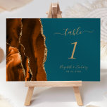 Numéro De Table Burnt Orange Gold Agate Mariage Turquoise<br><div class="desc">Le bord gauche de cette élégante carte de numéro de table mariage moderne comporte une bordure d'aquarelle orange brûlée,  recouverte d'une parties scintillant en faux or. Le texte personnalisable combine écriture manuscrite couleur or,  et polices italique et cuivre sur un arrière - plan bleu turquoise.</div>