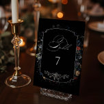 Numéro De Table Calligraphie florale noire<br><div class="desc">Ce design chic de numéro de table présente une vie morte florale hollandaise du 18ème siècle,  incluant tulipes et fleurs sauvages blancs,  rouges et or,  sur un arrière - plan noir avec étiquette central personnalisé,  des graphiques floraux complémentaires et une calligraphie personnalisée fluide et élégante.</div>