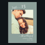 Numéro De Table Calligraphie Photo Mariage double face Vert<br><div class="desc">Élégante calligraphie Script Sage Green Mariage Numéros de table Double face avec photo personnalisée. Aidez vos invités à trouver facilement leur chemin avec ces cartes de numéro de table double face simples et élégantes. Ajoutez facilement les photos, les chiffres, les noms et la date ! Dispose d'un joli lettrage à...</div>